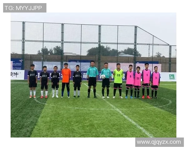 足球场上的白人帅哥球员们展现魅力与实力的完美结合